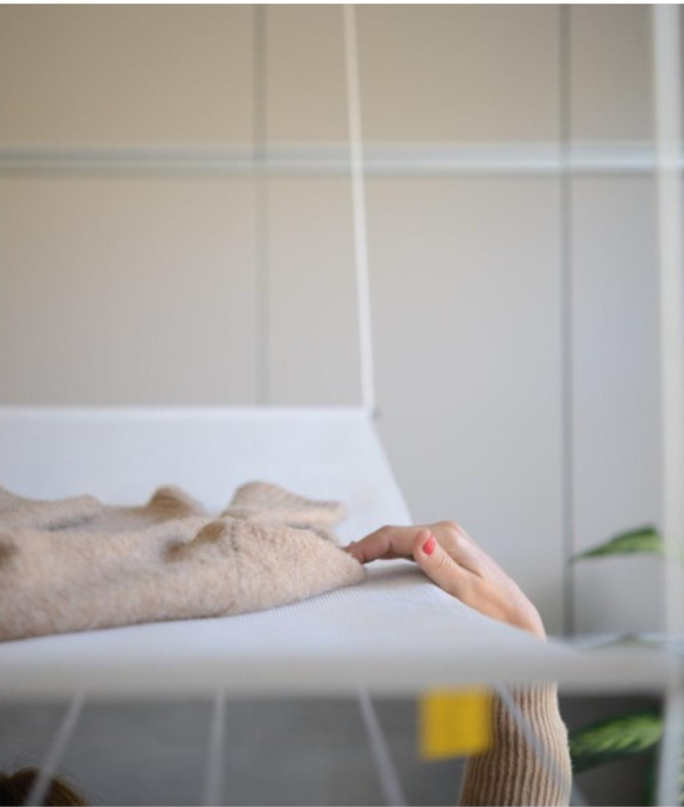 Rete per asciugare i capi delicati su uno stendibiancheria a soffitto