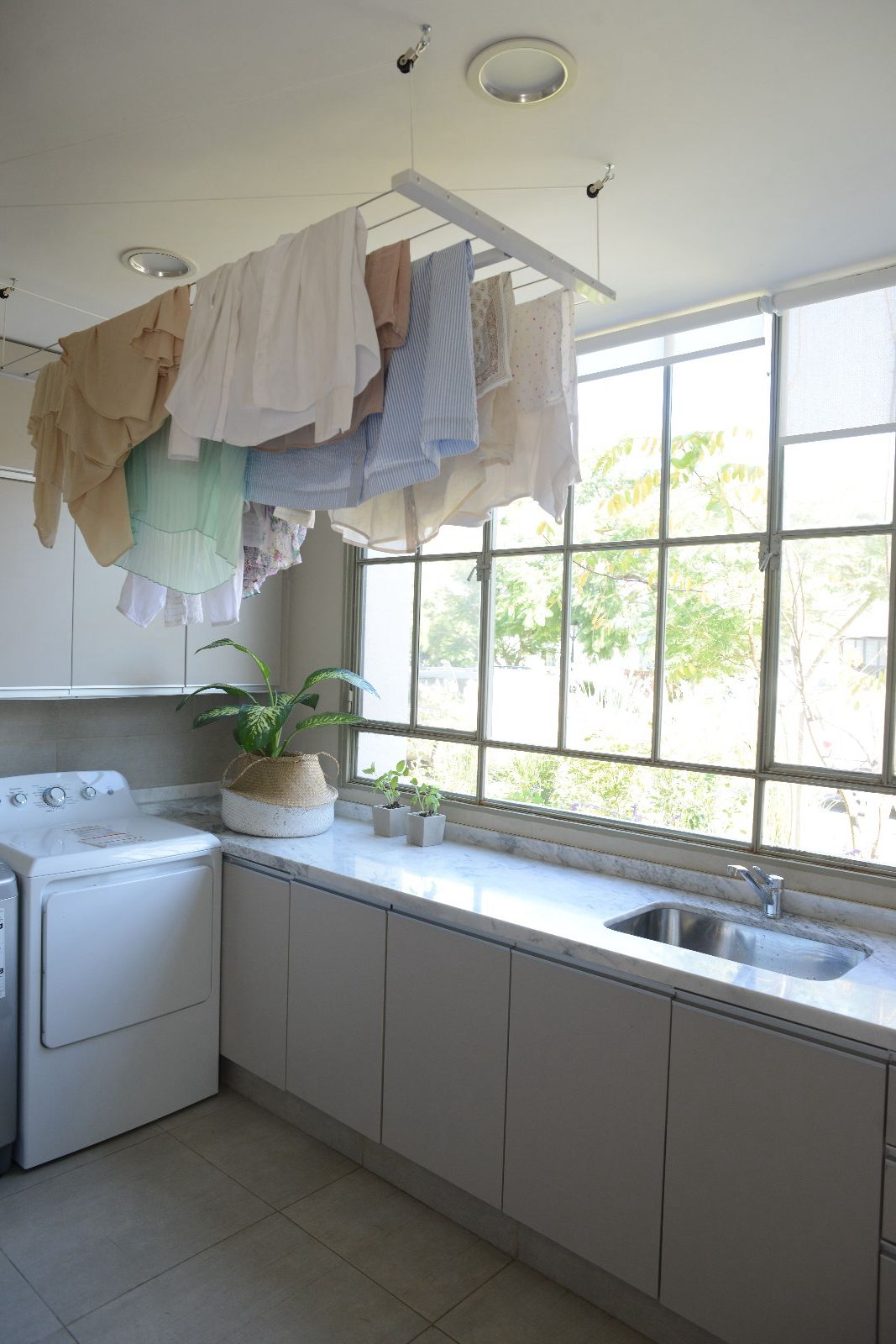 Compact Ceiling Drying Rack with Pulley System